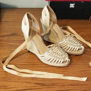 NWOT Adorable wedges color natural with gold